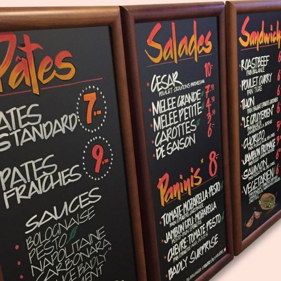 Tableaux noir de menu pour restaurants avec calligraphie et illustrations sur mesure