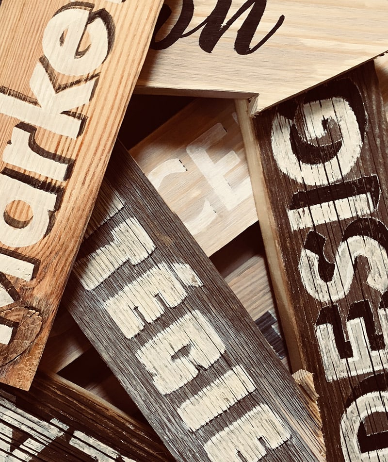 Flèches signalétiques en vieux bois avec lettres peintes à la main