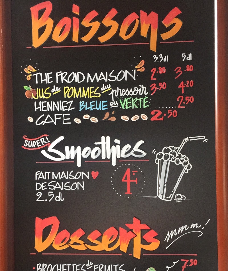 Lettering sur tableaux noir de menu pour restaurants avec calligraphie et illustrations sur mesure